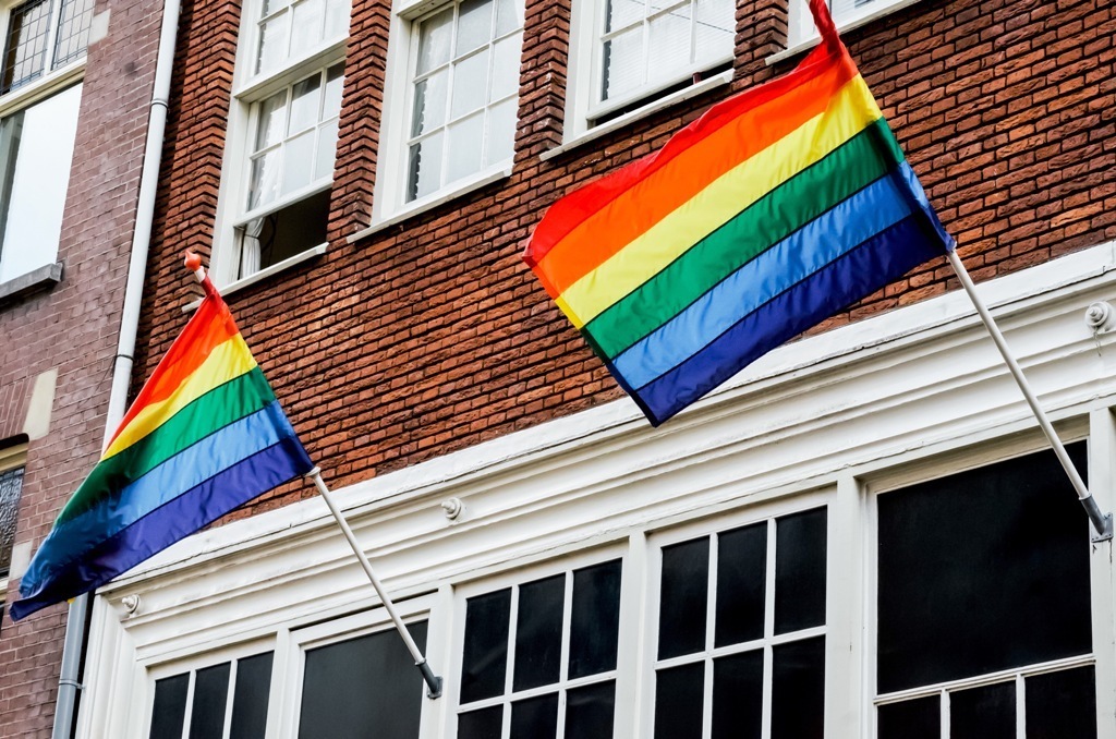 σημαία-ουράνιο-τόξο-gay-κτίριο